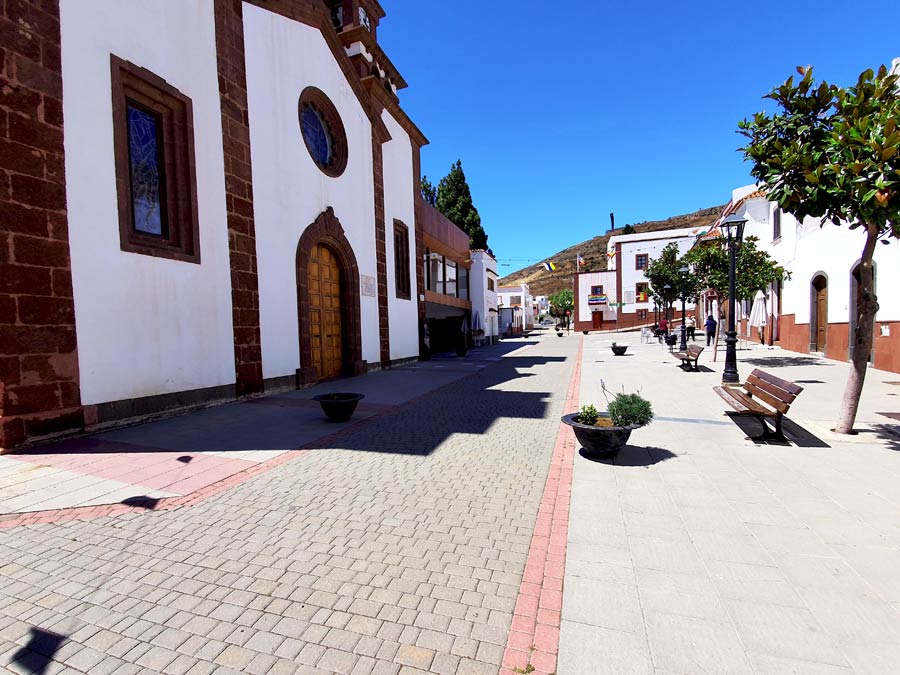 Schönste Orte Gran Canaria: Bergdorf Artenara kleiner Dorfplatz mit Kirche