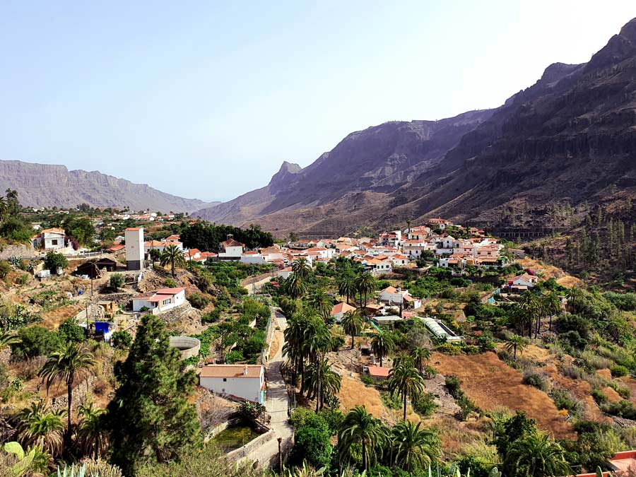 Gran Canaria schönste Orte: Bergdorf Fataga umgeben von zahlreichen Palmen