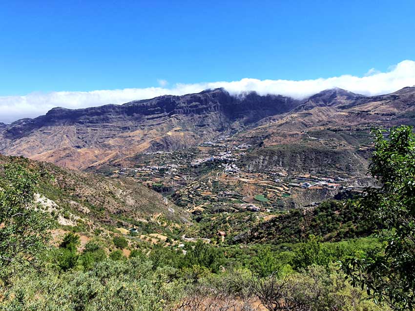 Wolkenwasserfall in Tejeda auf Gran Canaria. Wolken ziehen vom Norden her wie ein Wasserfall über die Caldera de Tejeda.