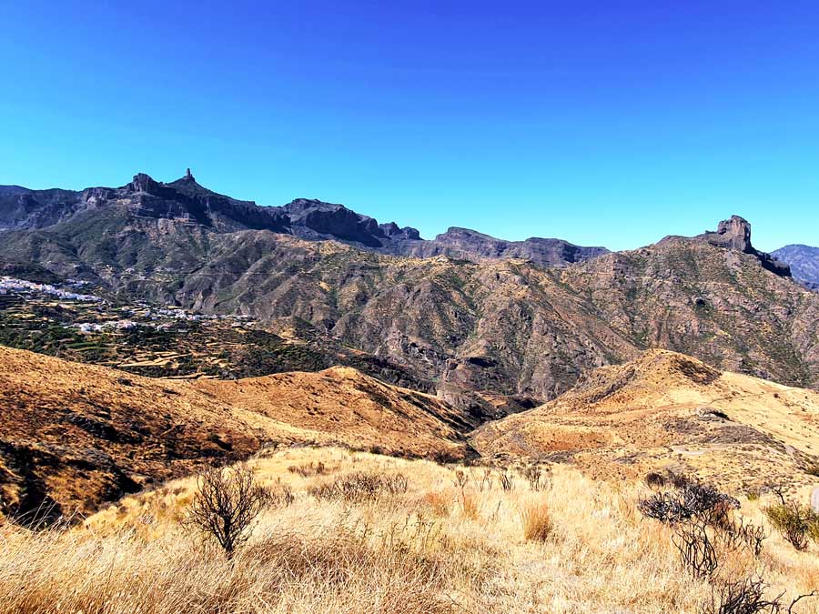 Ausblick auf den Roque Nublo und den Roque Bentayga mit dem Bergdorf Tejeda im Sommer