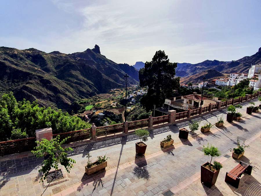 Tejeda Sehenswürdigkeiten: Ausblick von der Promenade in Tejeda auf den markanten Roque Bentayga