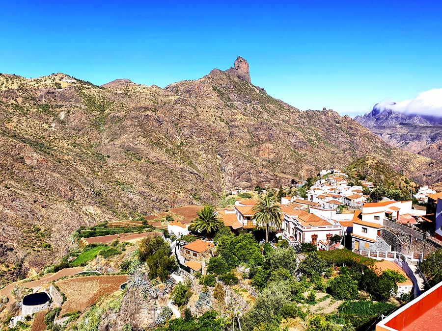 Tejeda Gran Canaria: Bergdorf mit weissen Häusern und roten Ziegeldächern auf ca. 1'050 m ü. M.