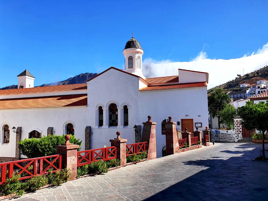 Tejeda Sehenswürdigkeiten: Kirche Nuestra Señora del Socorro aus dem Jahr 1921 mit einem Wolkenwasserfall im Hintergrund