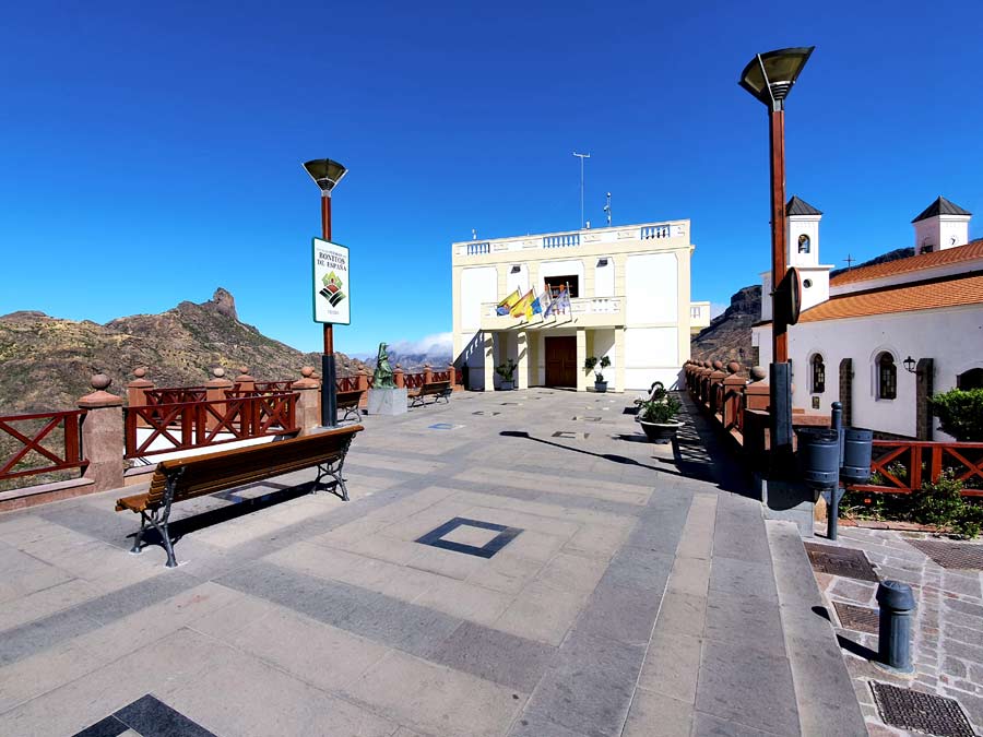 Rathaus von Tejeda mit Ausblick auf den Roque Bentayga