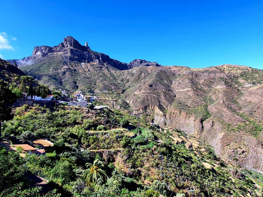 Ausblick vom Westen auf Tejeda mit dem Roque Nublo im Hintergrund, dem dritthöchsten Berg Gran Canarias