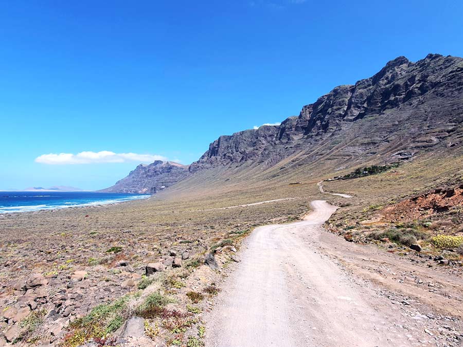 Lanzarote Mietwagen Tipps: Schotterstrasse mit Meerblick unterhalb der Steilklippen im Norden von Lanzarote