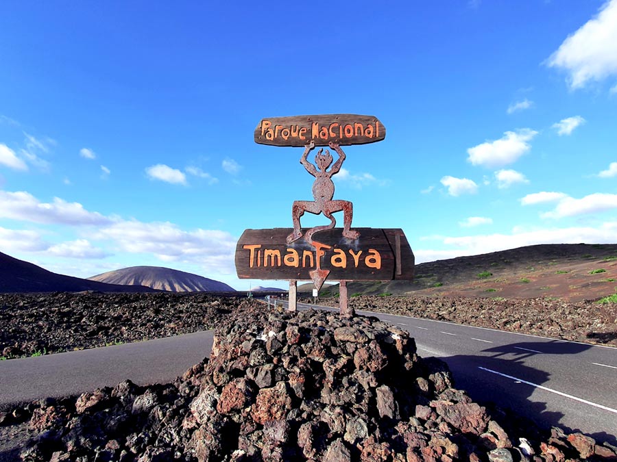 Lanzarote Mietwagen Tipps: Asphaltierte Strasse zwischen den Lavafeldern des Timanfaya Nationalparks auf Lanzarote