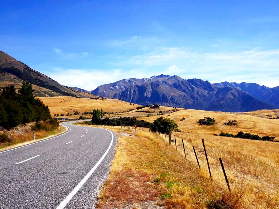 Autofahren Neuseeland Linksverkehr Tipps: Kurvenreiche Strasse am Lake Hawea