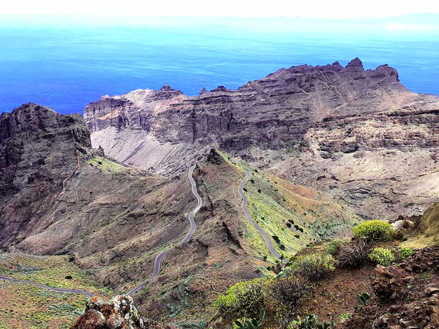 Autofahren auf La Gomera Tipps: Viele der Strassen sind sehr schmal und äusserst kurvenreich.