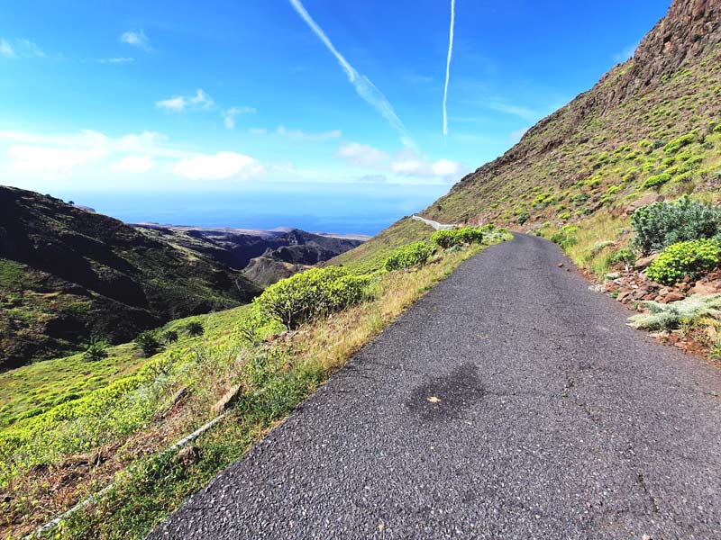 Autofahren auf La Gomera Tipps: Auf den Strassen können Steine liegen, was zu Reifenpannen führen kann.