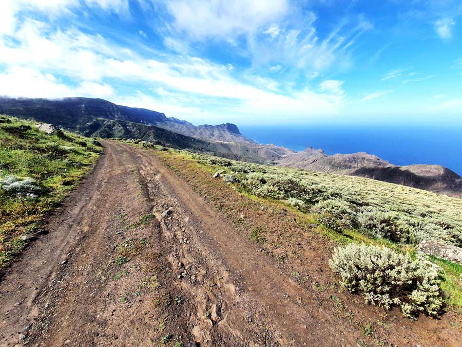 Autofahren auf La Gomera Tipps: Schotterstrasse mit Meerblick auf La Gomera