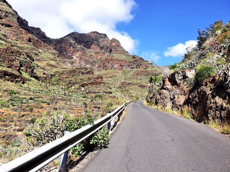 La Gomera Mietwagen Tipps & Erfahrungen: Schmale Strasse durch eine felsige Schlucht, einen sogenannten Barranco