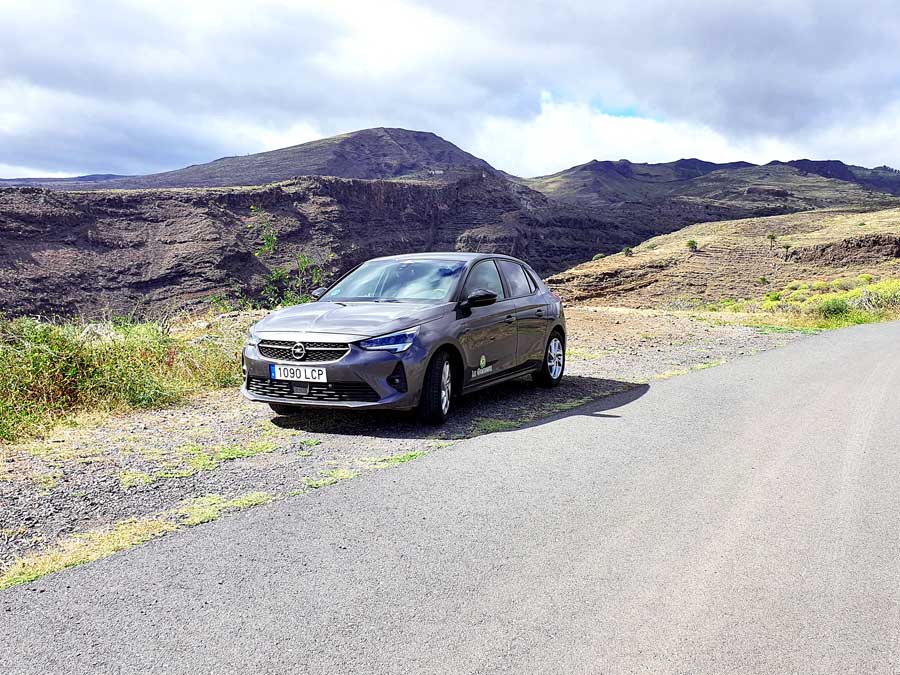 La Gomera Mietwagen Tipps & Erfahrungen: Das müsst ihr unbedingt wissen, bevor ihr ein Auto auf La Gomera mieten möchtet. Mietwagen am Strassenrand vor einem Barranco.