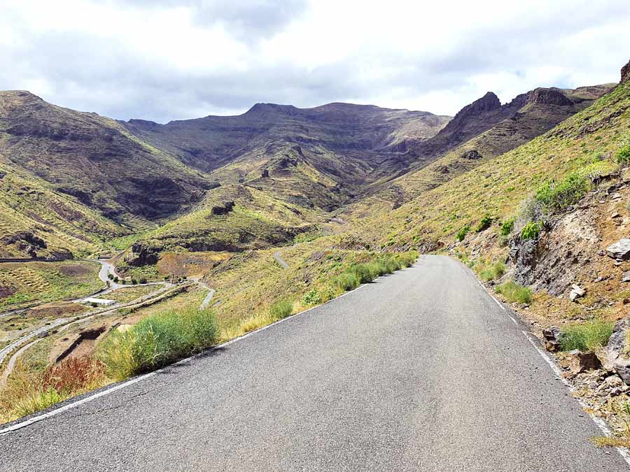 Autofahren La Gomera Tipps & Erfahrungen: Traumhafte Aussichten auf die grünen Schluchten von La Gomera während der Autofahrt