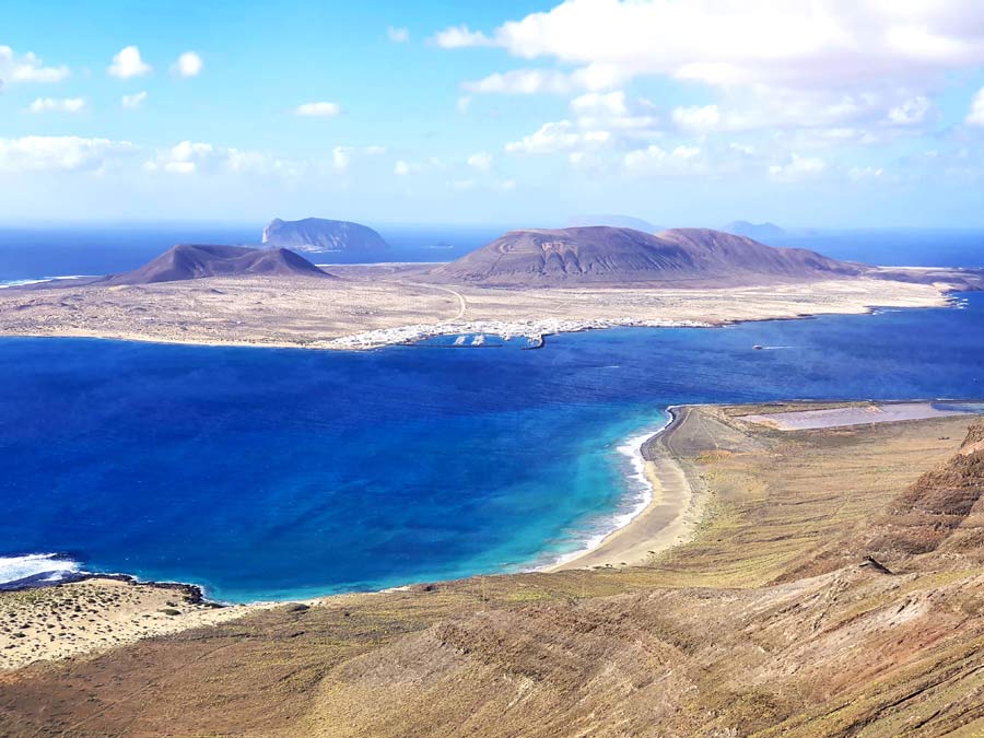 Lanzarote Aktivitäten & Ausflüge Tipps: Ausblick auf die kleine Nachbarinsel La Graciosa mit ihren Vulkanen von Lanzarote aus