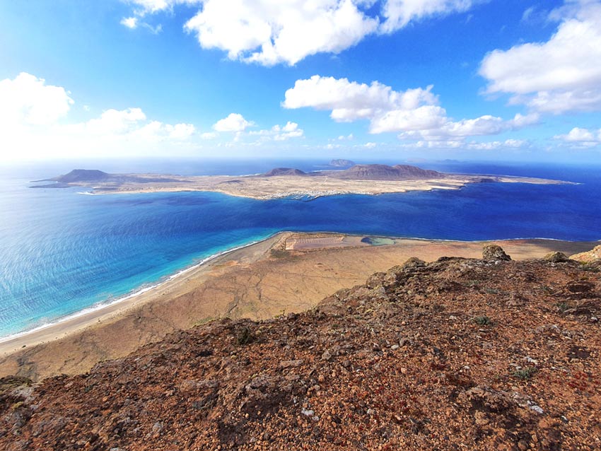 Lanzarote Aktivitäten & Ausflüge Tipps: Ausblick auf die Nachbarinsel La Graciosa neben dem Aussichtspunkt Mirador del Rio