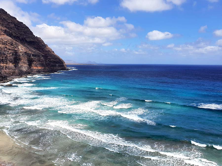 Lanzarote Aktivitäten & Ausflüge Tipps: Surferstrand mit hohen Wellen auf Lanzarote