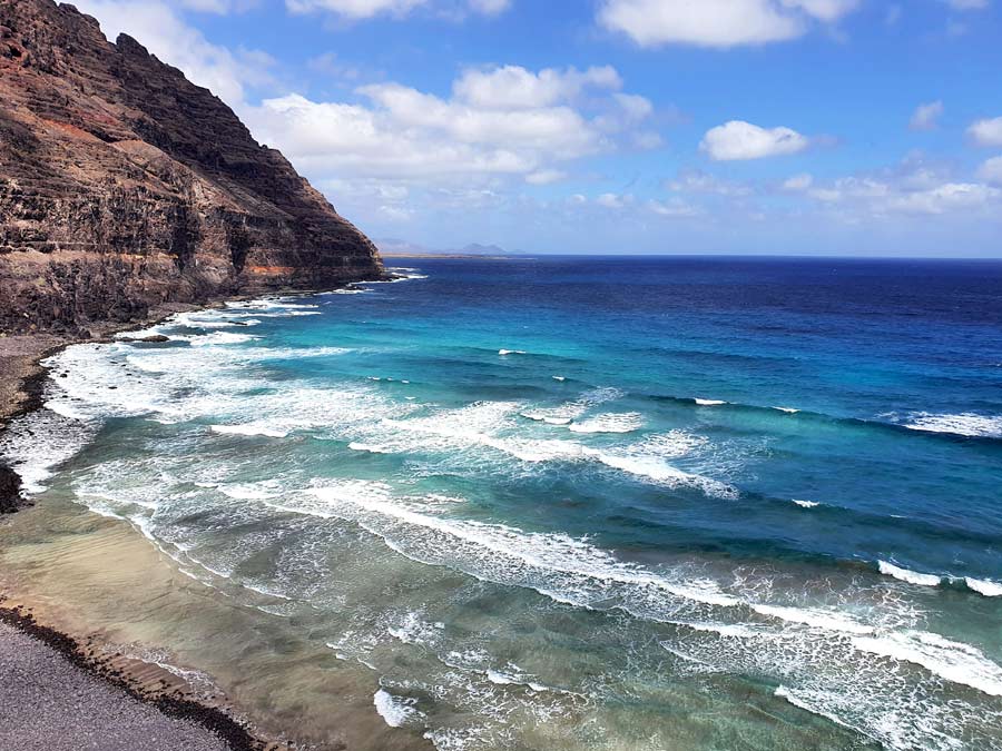 Lanzarote Aktivitäten & Ausflüge Tipps: Surferstrand mit hohen Wellen auf Lanzarote