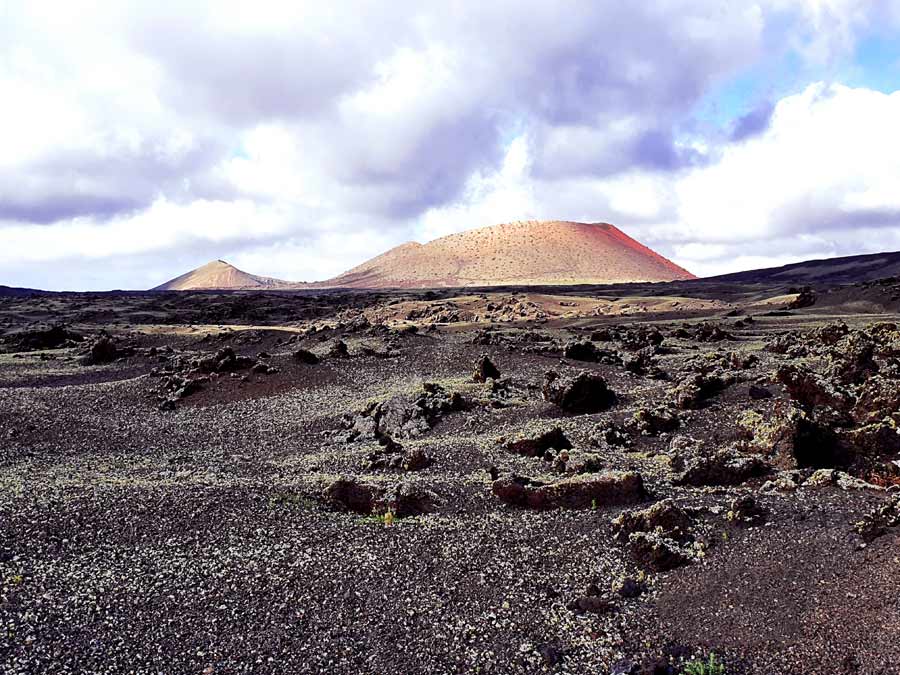 Lanzarote Aktivitäten & Ausflüge Tipps: Roter Vulkan Montaña Colorada auf Lanzarote aus der Ferne