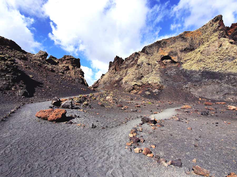 Lanzarote Aktivitäten & Ausflüge Tipps: Wandern auf Lanzarote in einen Vulkankrater