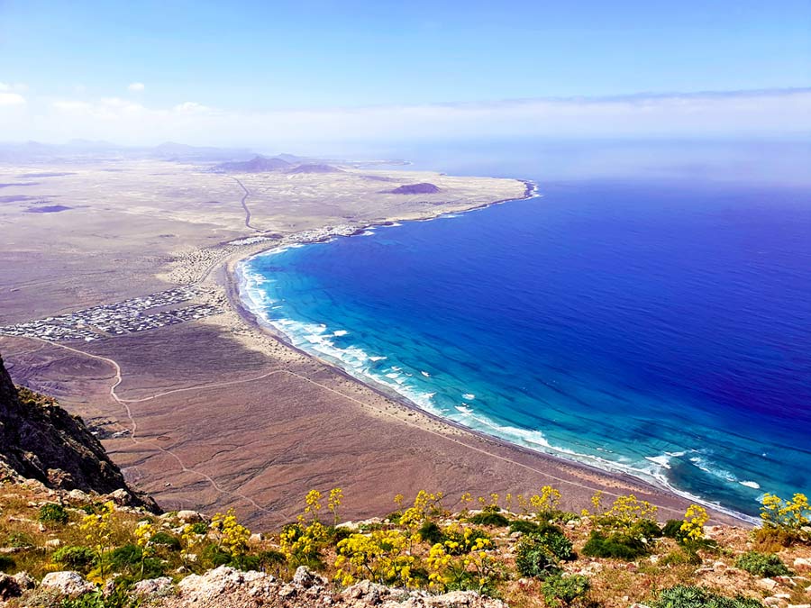 Lanzarote Aktivitäten & Ausflüge Tipps: Wandern auf Lanzarote auf den Steilklippen im Norden der Insel mit Blick aufs Meer