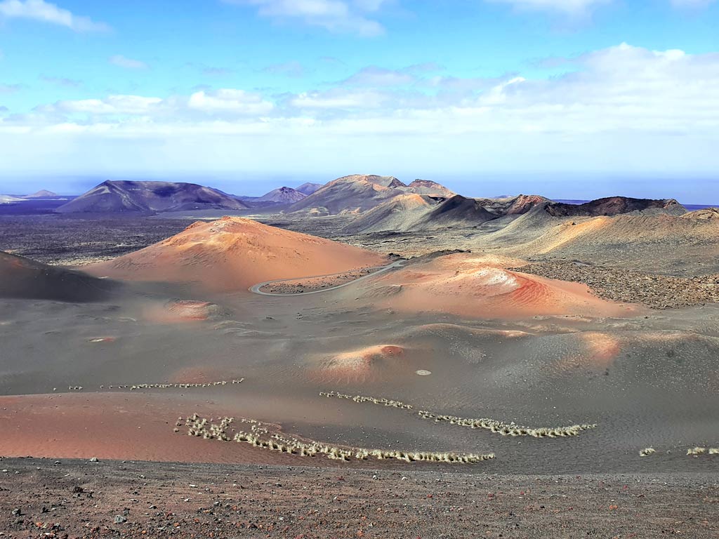 Lanzarote Aktivitäten & Ausflüge Tipps - Was tun auf Lanzarote: Traumhafter Ausblick auf die Feuerberge von Lanzarote bei einer Bustour durch den Timanfaya Nationalpark