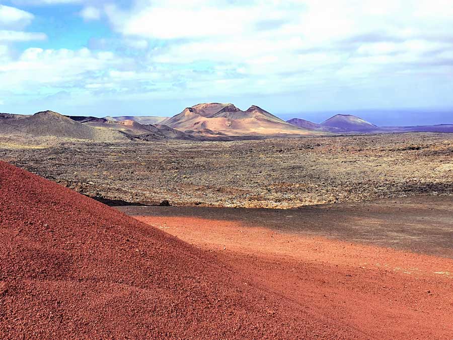 Lanzarote Aktivitäten & Ausflüge: Traumhafter Ausblick auf die Feuerberge im Timanfaya Nationalparks auf Lanzarote