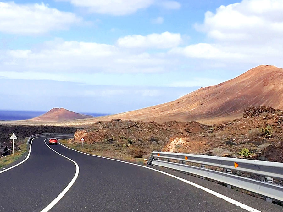 Lanzarote Auto mieten: Gut ausgebaute Strasse führt zwischen den faszinierenden Vulkanen hindurch