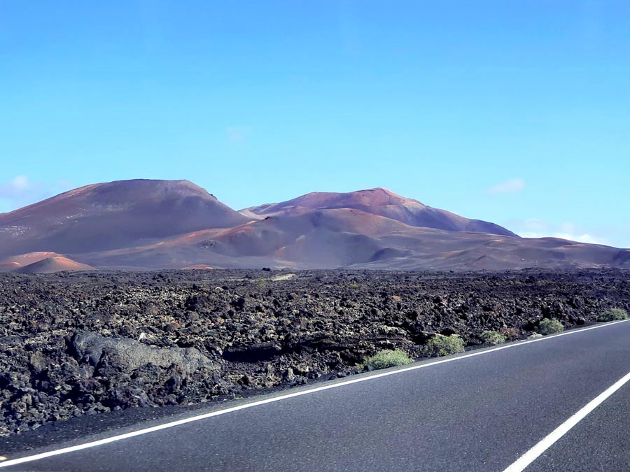 Lanzarote Mietwagen Tipps & Erfahrungen: Ein Auto mieten auf Lanzarote lohnt sich definitiv. Hier erwarten euch gut ausgebaute Strassen mit Aussicht, beeindruckende Vulkane und traumhafte Strände. Autofahren auf Lanzarote ist ganz einfach.