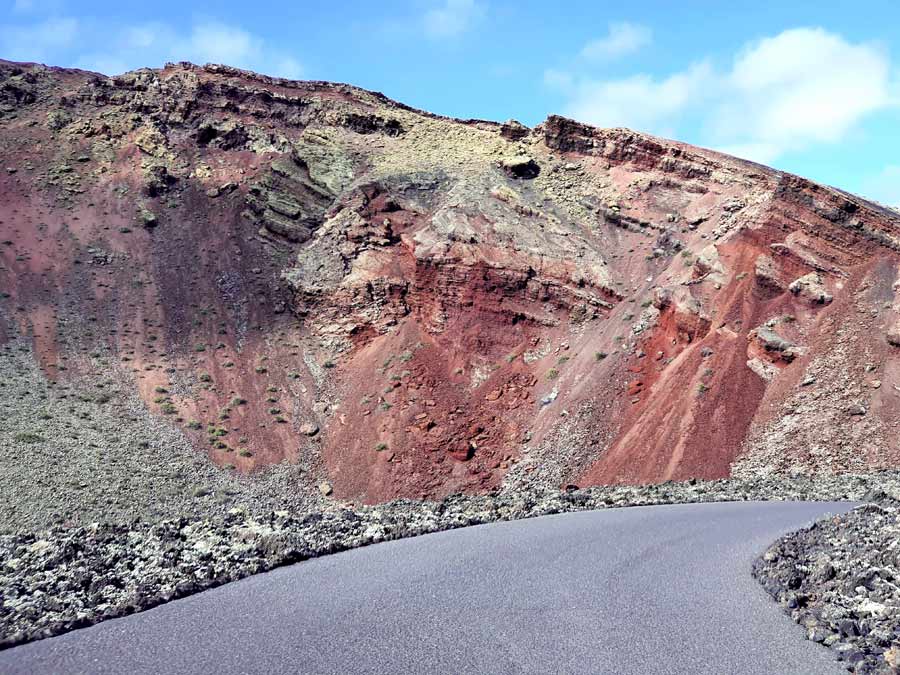 Lanzarote Mietwagen Erfahrungen: Viele Strasse führen unmittelbar an den faszinierenden Vulkanen Lanzarotes vorbei