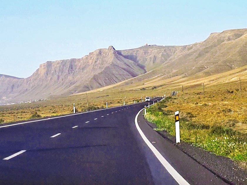 Auto mieten Lanzarote: Gut ausgebaute Strasse im Nordwesten der Insel, die zum beliebten Surferstrand Playa de Famara führt.