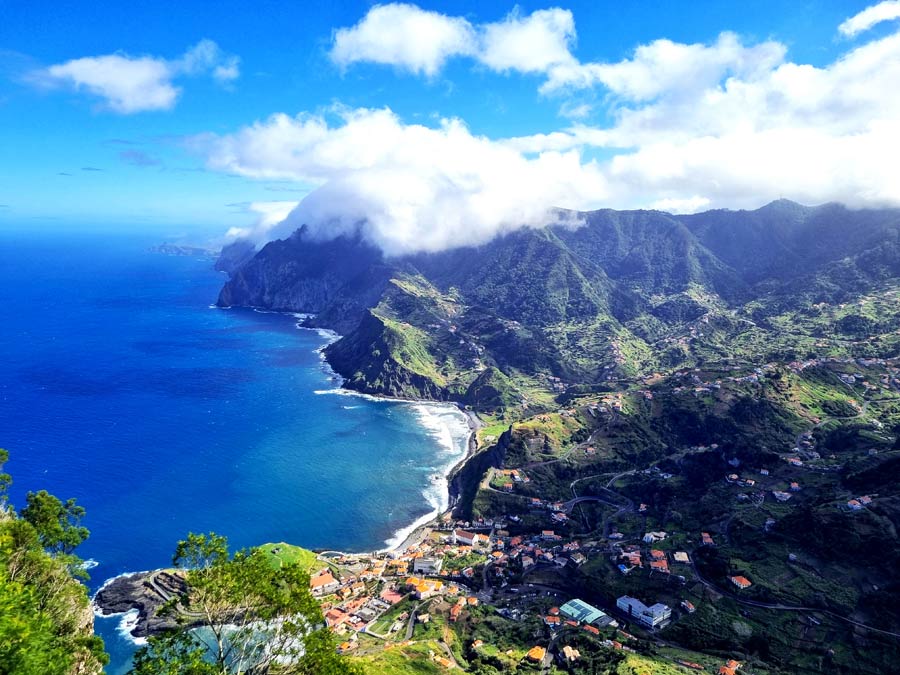 Madeira im Winter Erfahrungen & Tipps: Wolken treffen vom Atlantik auf die Berghänge der Nordküste Madeiras