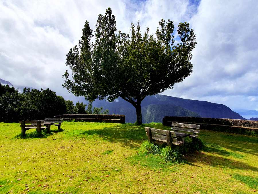 Madeira im Winter Erfahrungen & Tipps: Picknickplatz auf Madeira mit Blick auf den Atlantik