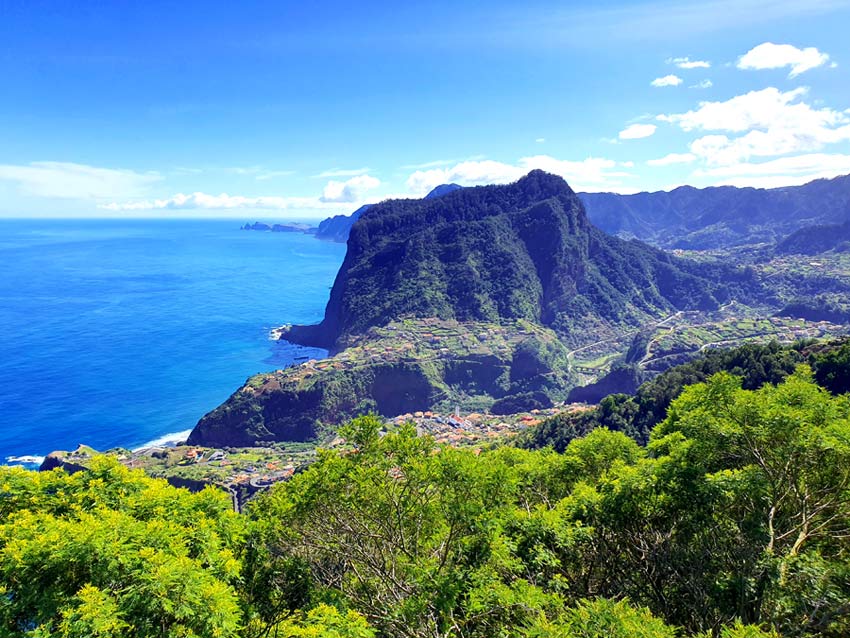 Madeira im Winter Erfahrungen & Tipps: Grüne Nordostküste mit dem imposanten Adlerfelsen auf Madeira im Winter