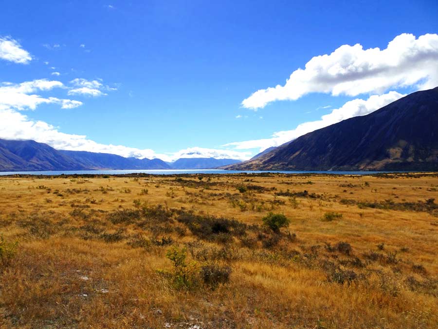 Lake Tekapo Geheimtipps: Erster Blick auf den Lake Ohau aus der Ferne, Neuseeland