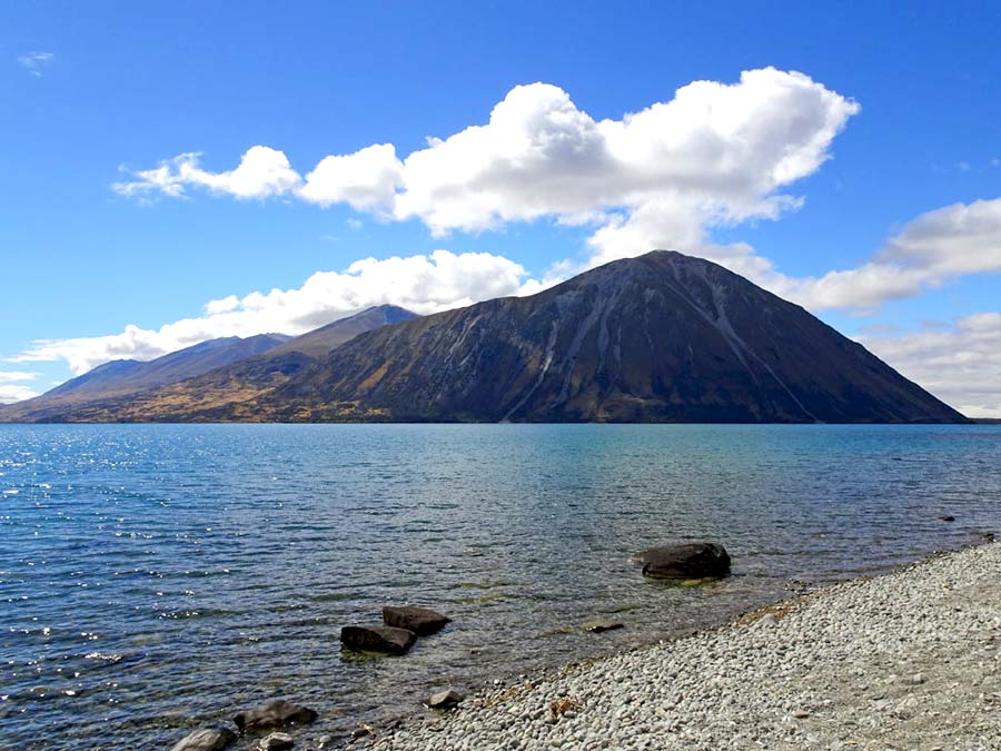 Lake Tekapo Geheimtipps: Lake Ohau mit Blick auf die Berge, Neuseeland