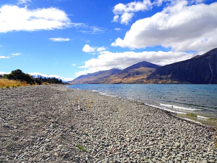 Lake Tekapo Sehenswürdigkeiten: Gemütlicher Strand am Ufer des Lake Ohau, Neuseeland Südinsel