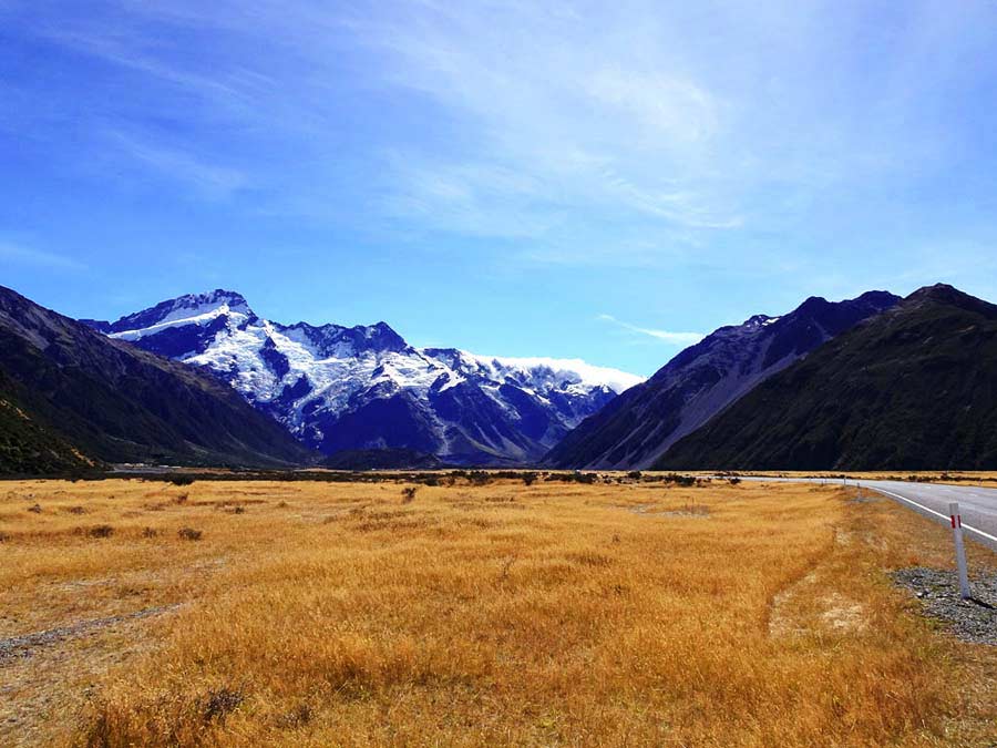 Lake Tekapo Sehenswürdigkeiten: Die Strasse zum Mount Cook Nationalpark führt vorbei am Mount Sefton.