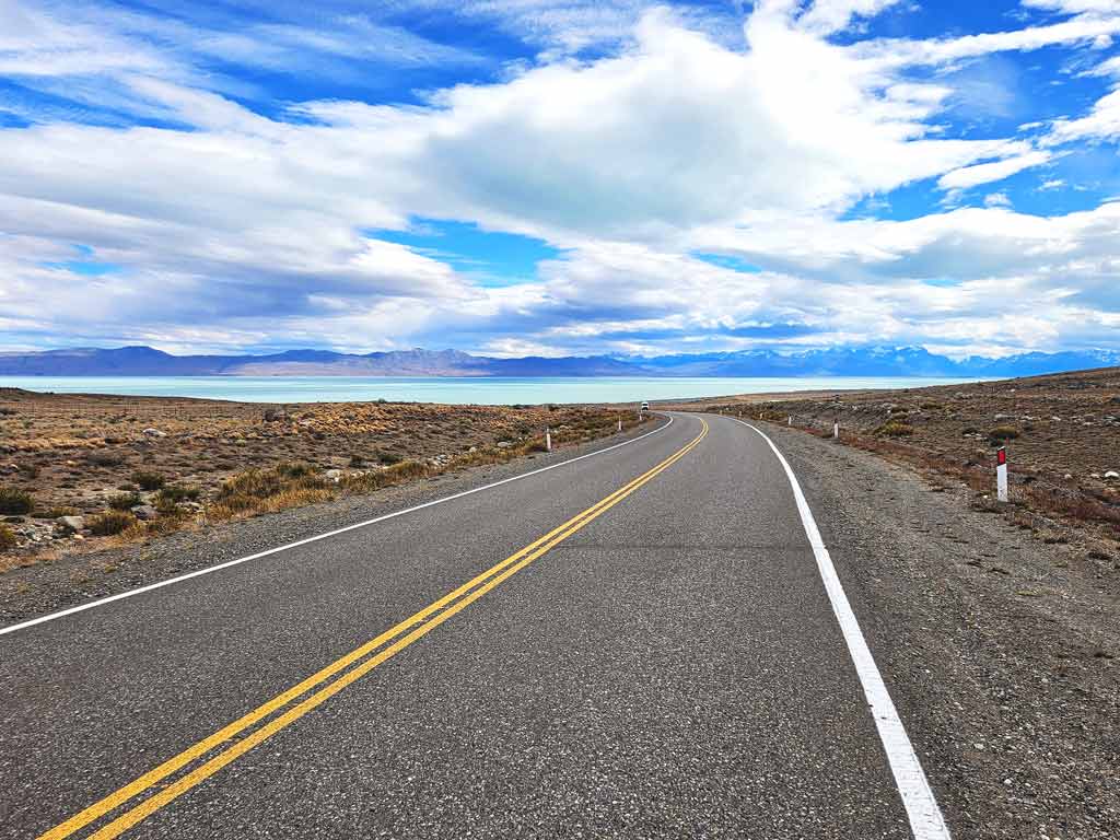 Patagonien Auto mieten Tipps El Chalten & El Calafate: Gut ausgebaute Strasse oberhalb des Gletschersee Lago Viedma