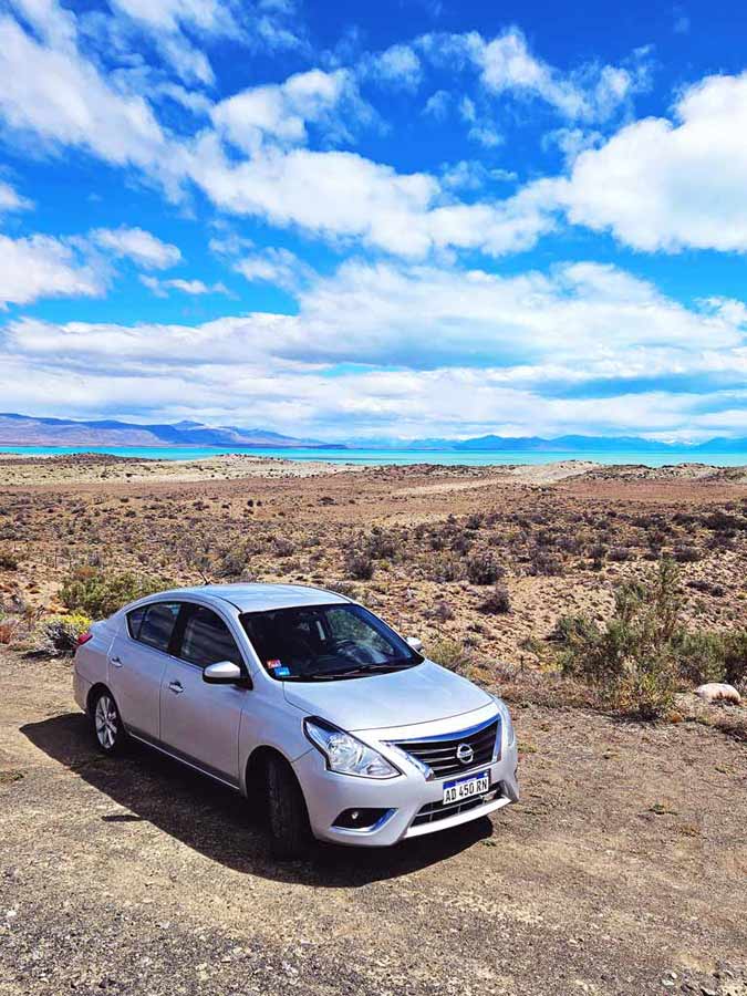 Patagonien Auto mieten Tipps El Chalten: Unser Mietwagen vor dem türkis leuchtenden Lago Argentino in der patagonischen Steppe