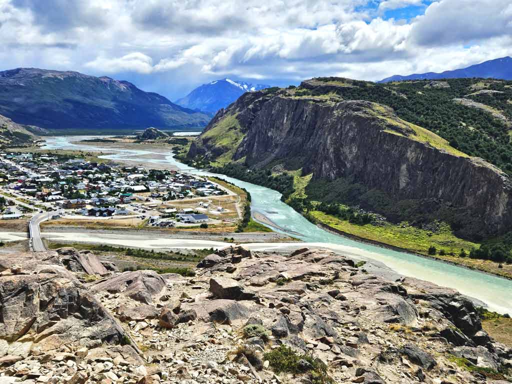 Patagonien Auto mieten Tipps & Erfahrungen in El Calafate: Überschaubare Ortschaft El Chalten am Ufer des Rio de Las Vueltas