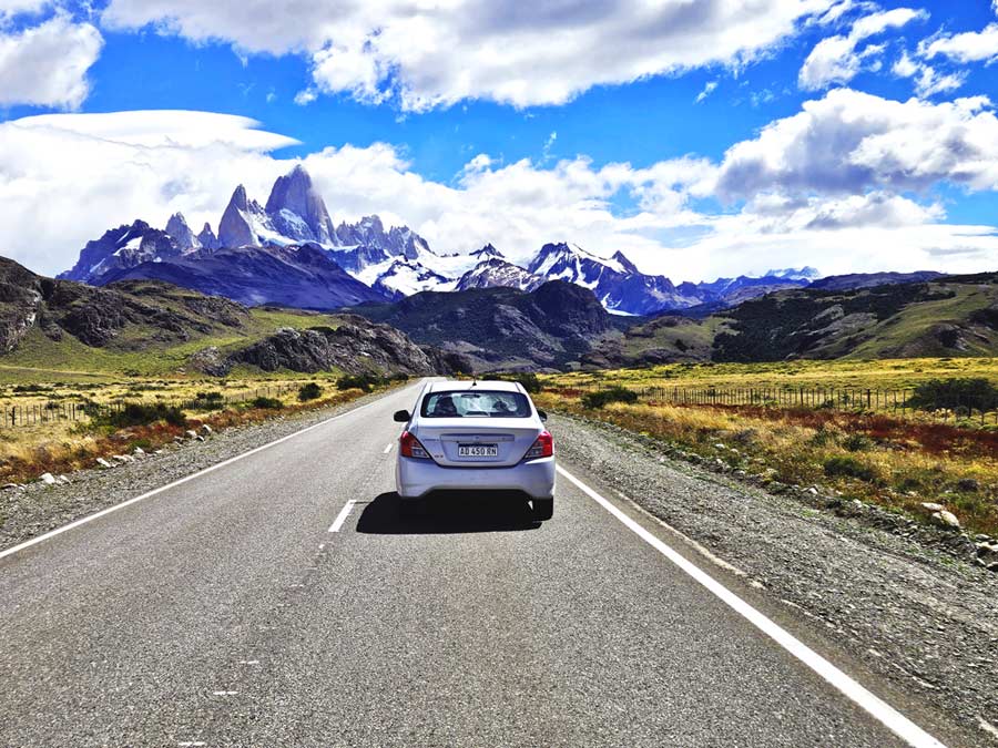 Patagonien Auto mieten Tipps & Erfahrungen in El Calafate und El Chalten: Traumhafte Anfahrt auf gut ausgebauter Strasse nach El Chalten mit Blick auf das imposante Fitz-Roy-Massiv