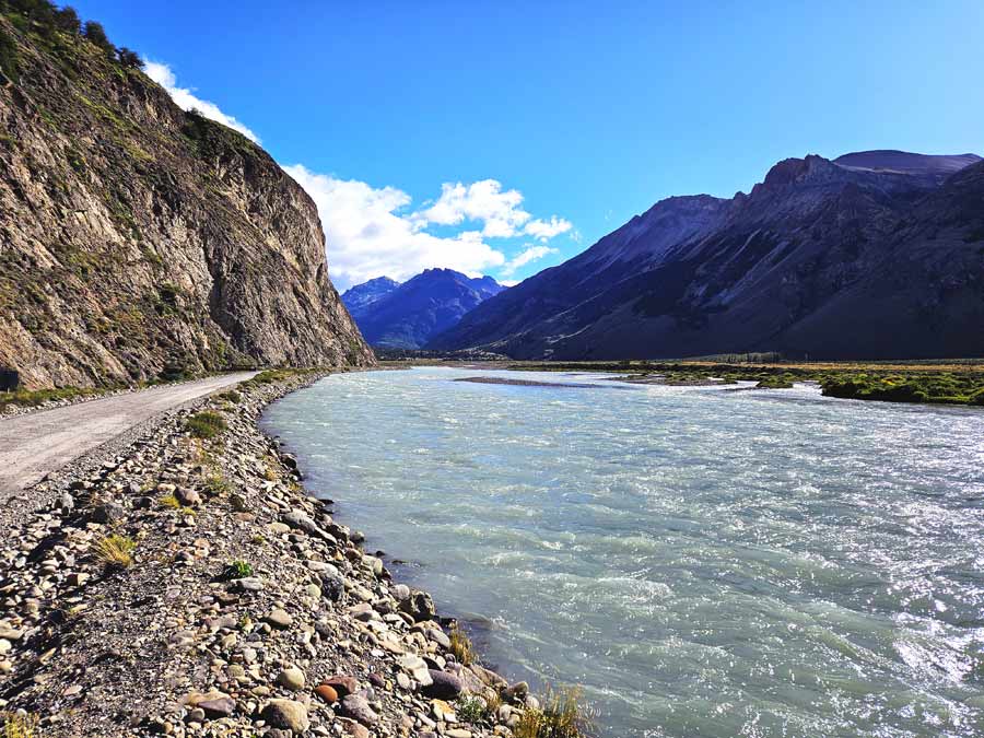 Patagonien Auto mieten Tipps El Chalten: Traumhafte Schotterstrasse entlang der Rio de Las Vueltas - ein Geheimtipp abseits der vielen Touristen