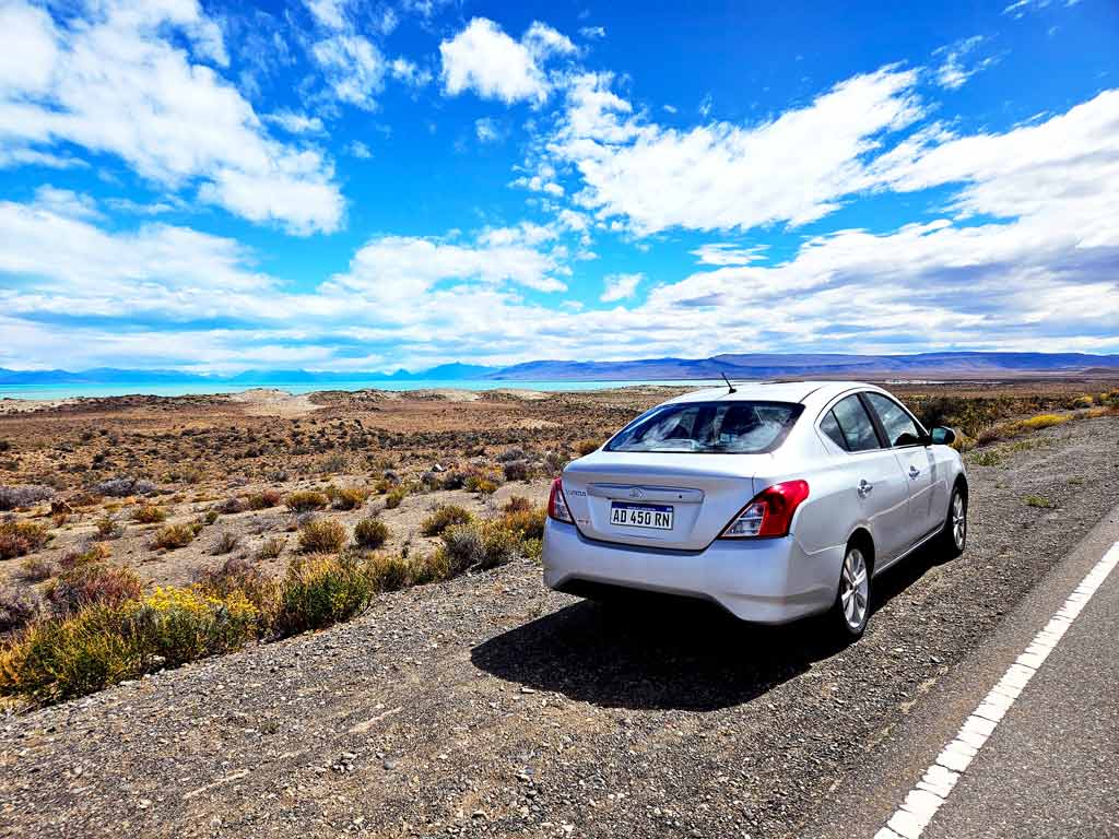 Patagonien Mietwagen Tipps El Calafate: Schöne Strecke von El Calafate nach El Chalten am türkis leuchtenden Lago Argentino vorbei