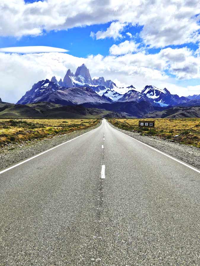 Patagonien Mietwagen Tipps El Calafate: Traumhafte Strasse nach El Chalten mit Ausblick auf das mächtige Fitz-Roy-Massiv der argentinisch-chilenischen Anden