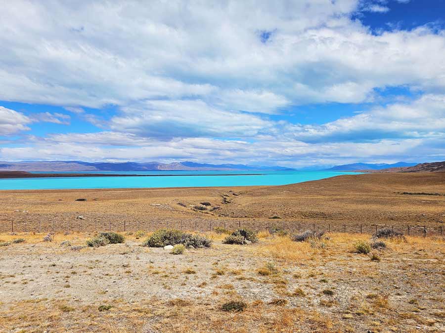 Patagonien Sehenswürdigkeiten in El Calafate & El Chalten: Der Lago Argentino leuchtet in einem grellen Türkiston