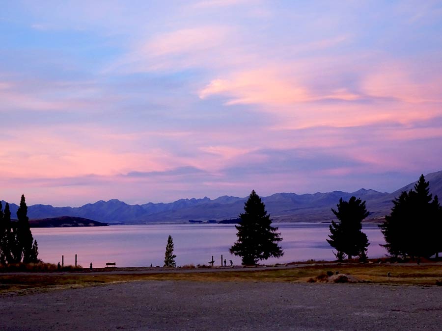 Tekapo Sehenswürdigkeiten: rot, lila leuchtender Sonnenuntergang am Lake Tekapo