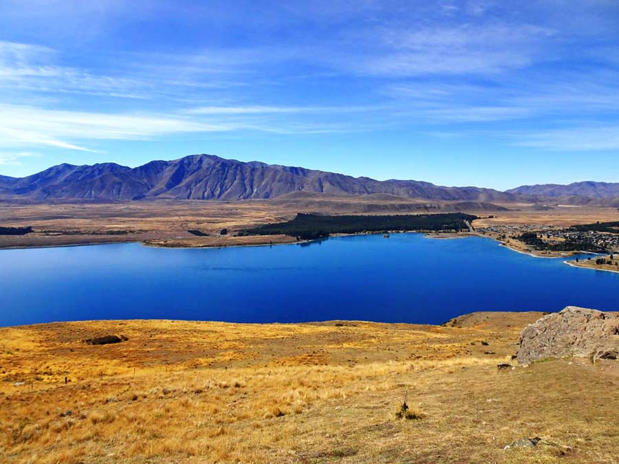 Lake Tekapo Sehenswürdigkeiten: Blick auf Lake Tekapo, das Dörfchen am gleichnamigen See