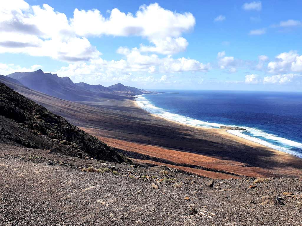 Fuerteventura im Winter Erfahrungen Klima: Blick auf die berühmte Küste mit der Playa de Cofete im Südwesten von Fuerteventura