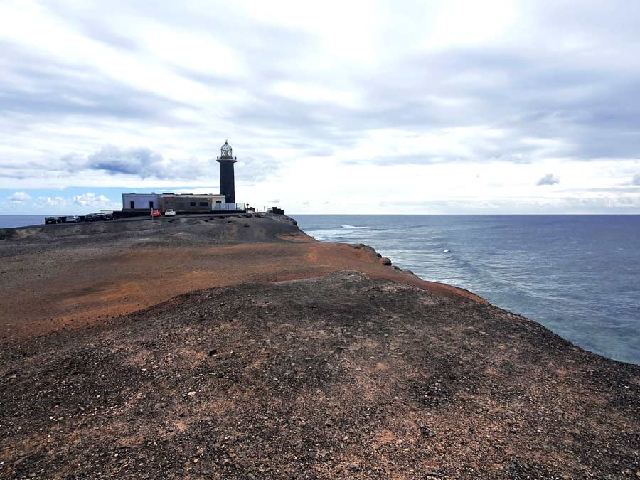 Fuerteventura im Januar Erfahrungen Klima: Leuchtturm auf der Halbinsel Jandía unter einer Wolkendecke